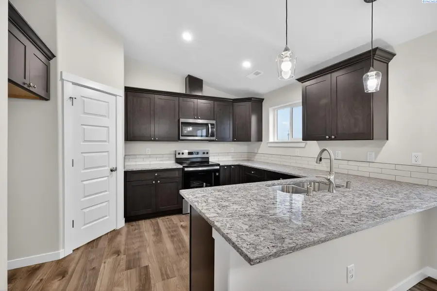 609 E Eureka Ave, Pasco, WA 99301 - Image #2