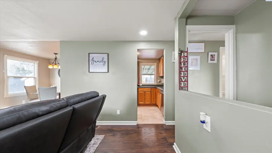 805 Crescent Dr, Grandview, WA 98930 - Image #2