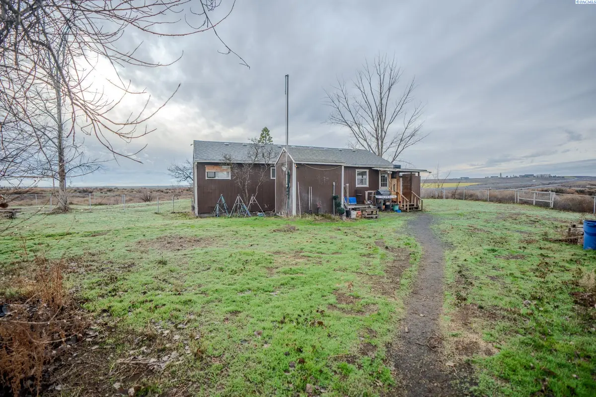 1636 N Frontage Rd, Moses Lake, WA 98837-8653 - Image #1