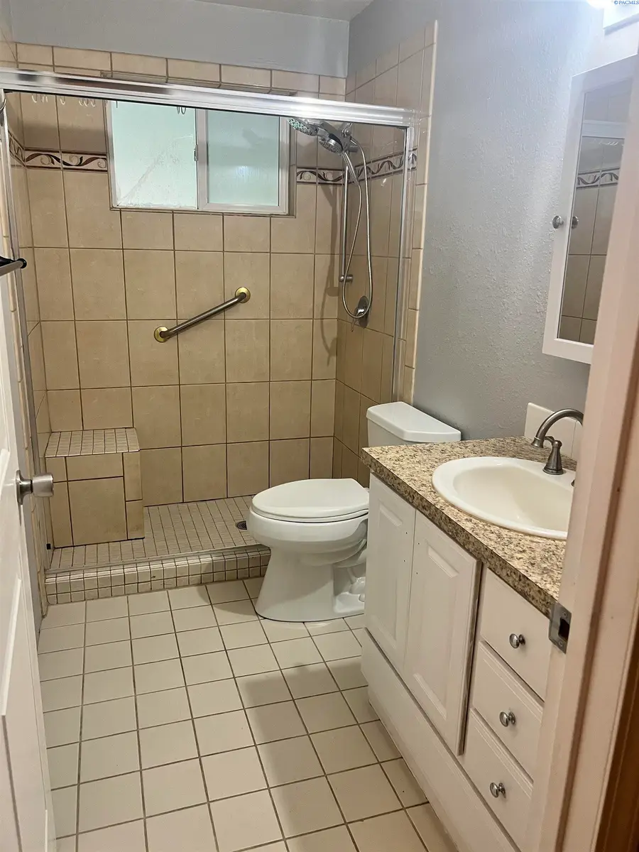 1427 S 7th St, Sunnyside, WA 98944 - #3