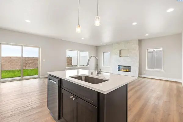 7454 Grapevine Ct, West Richland, WA 99353