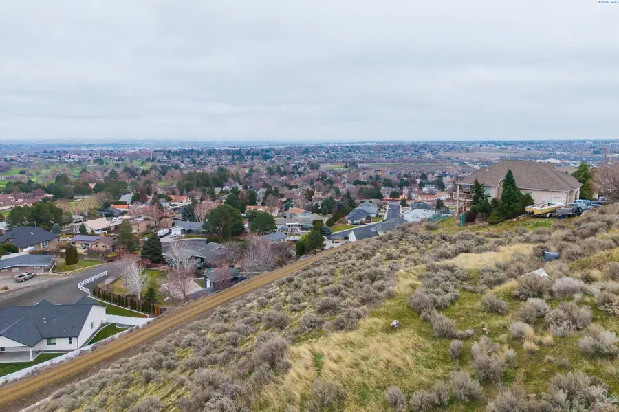 200 Meadow Hills Dr, Richland, WA 99352 - Image #2