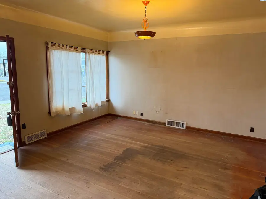 1107 W Yakima Street, Pasco, WA 99301 - Image #2