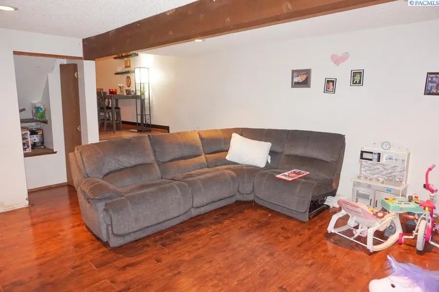 218 E 8th Pl, Kennewick, WA 99336 - Image #2