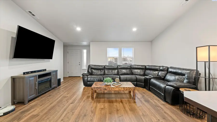 1029 W Sequoia Rd, Moses Lake, WA 98837 - #3