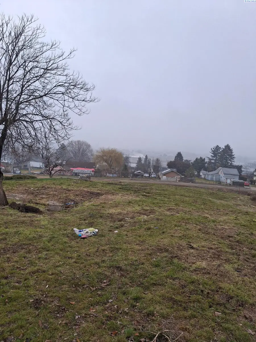 313 NW Crescent Ave, Sunnyside, WA 98944 - Image #2