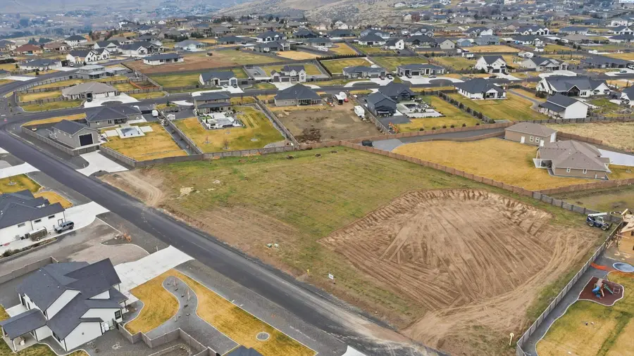 13012 Steeplechase Dr, Kennewick, WA 99338 - Image #2