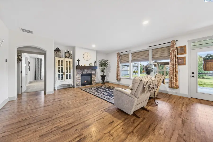 9712 Kokanee Dr, Pasco, WA 99301 - Image #2