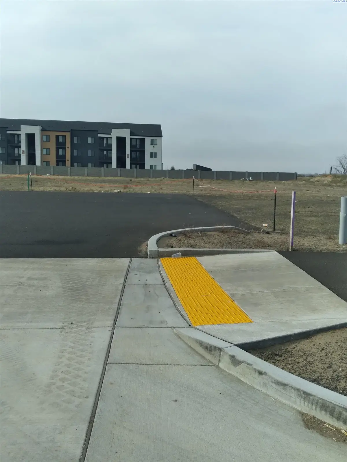 6402 Broadmoor Blvd, Pasco, WA 99301 - #1