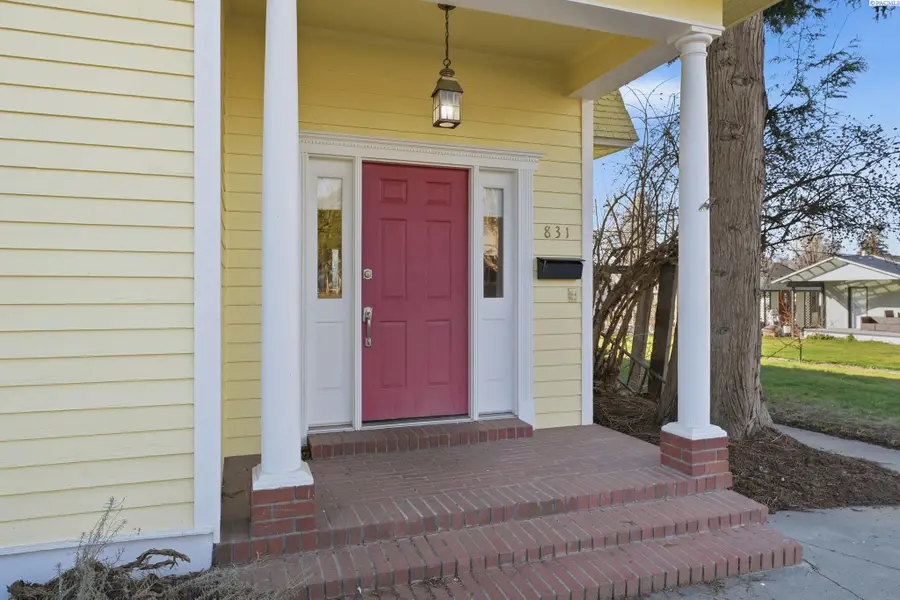 831 Guernsey St, Prosser, WA 99350 - #2