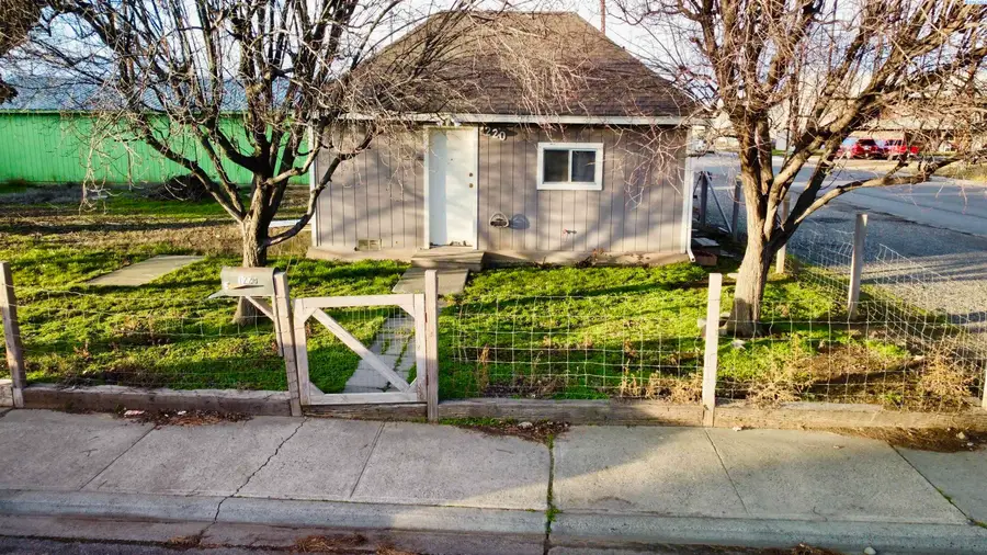 1220 Roosevelt Rd., Sunnyside, WA 98944 - #2