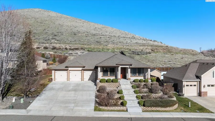 216 Bear Dr., Richland, WA 99352 - #2