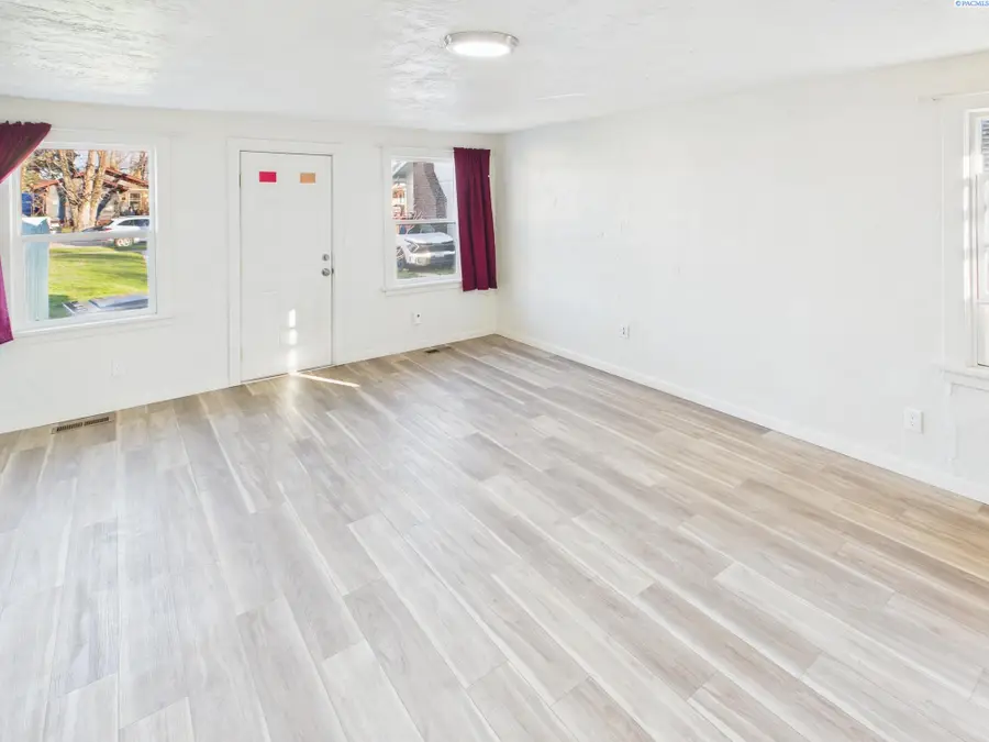 404 S 15th Ave, Yakima, WA 98902 - #3