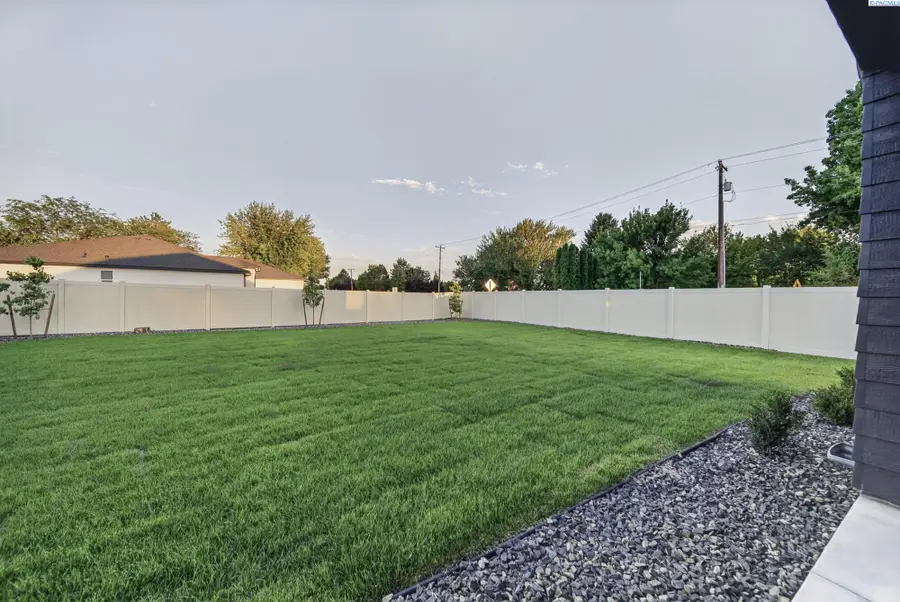 2702 Alvarado Ct., Pasco, WA 99301 - #2