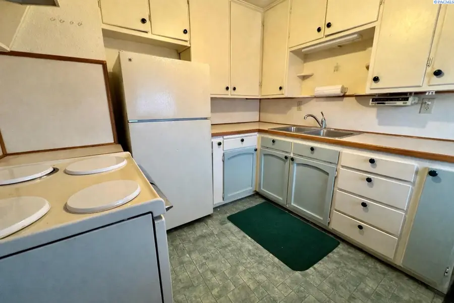 414 N 4th St, Sunnyside, WA 98944 - #3