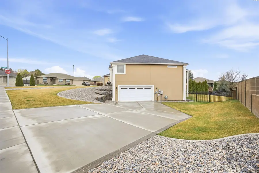 662 S Hawaii Pl, Kennewick, WA 99336 - #3