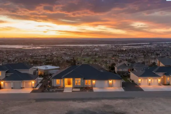 2531 Falconcrest Loop, Richland, WA 99352