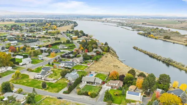 65 Snake River Dr, Burbank, WA 99323