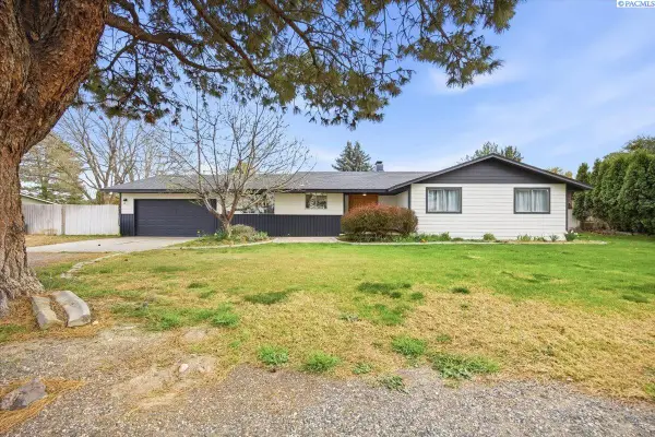 818 E Eastlake Dr, Kennewick, WA 99337