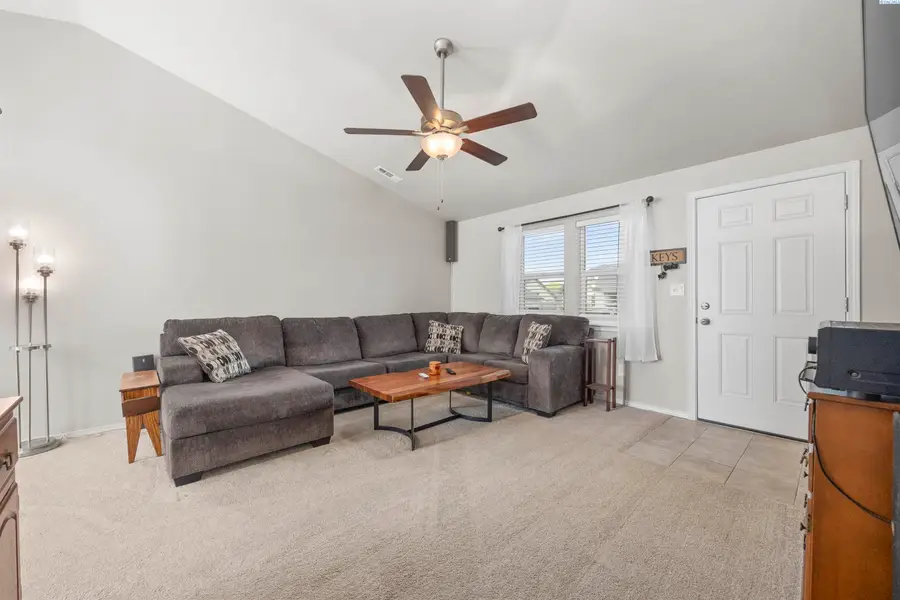 112 Bitters Loop, Grandview, WA 98930 - #2