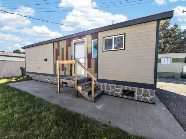 8 Royalty Lane, West Richland, WA 99353