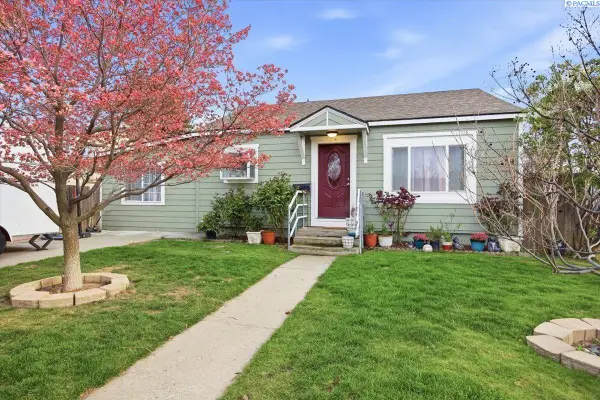 932 W Agate St, Pasco, WA 99301