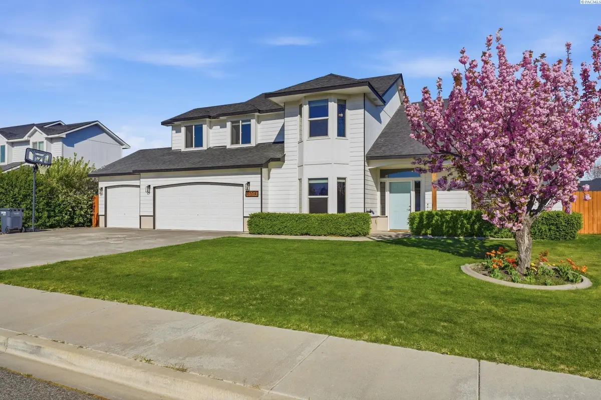 1704 Elmwood Ave, West Richland, WA 99353 - #1