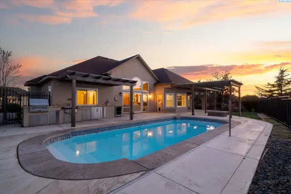 3068 Bluffs Dr, Richland, WA 99354