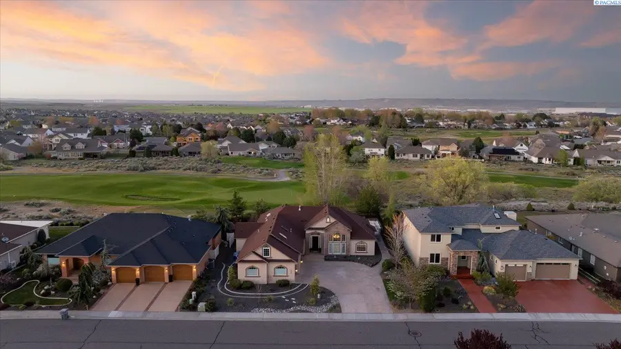 3068 Bluffs Dr, Richland, WA 99354 - #3