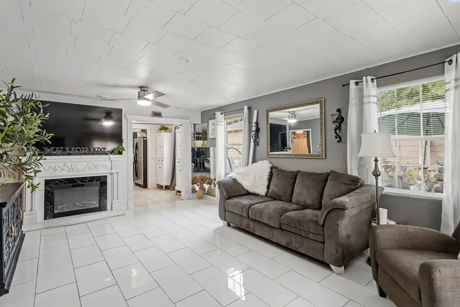 1106 Kearney Ave, Sunnyside, WA 98944 - #3