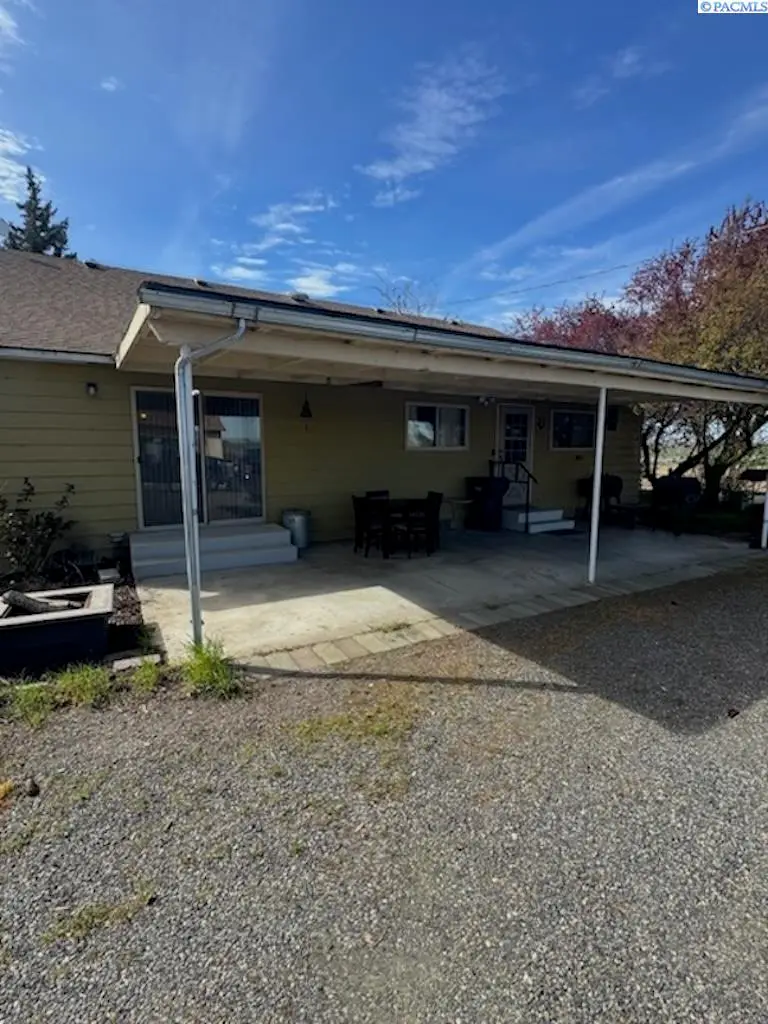 2821 Grandview Pavement, Mabton, WA 98935 - #2