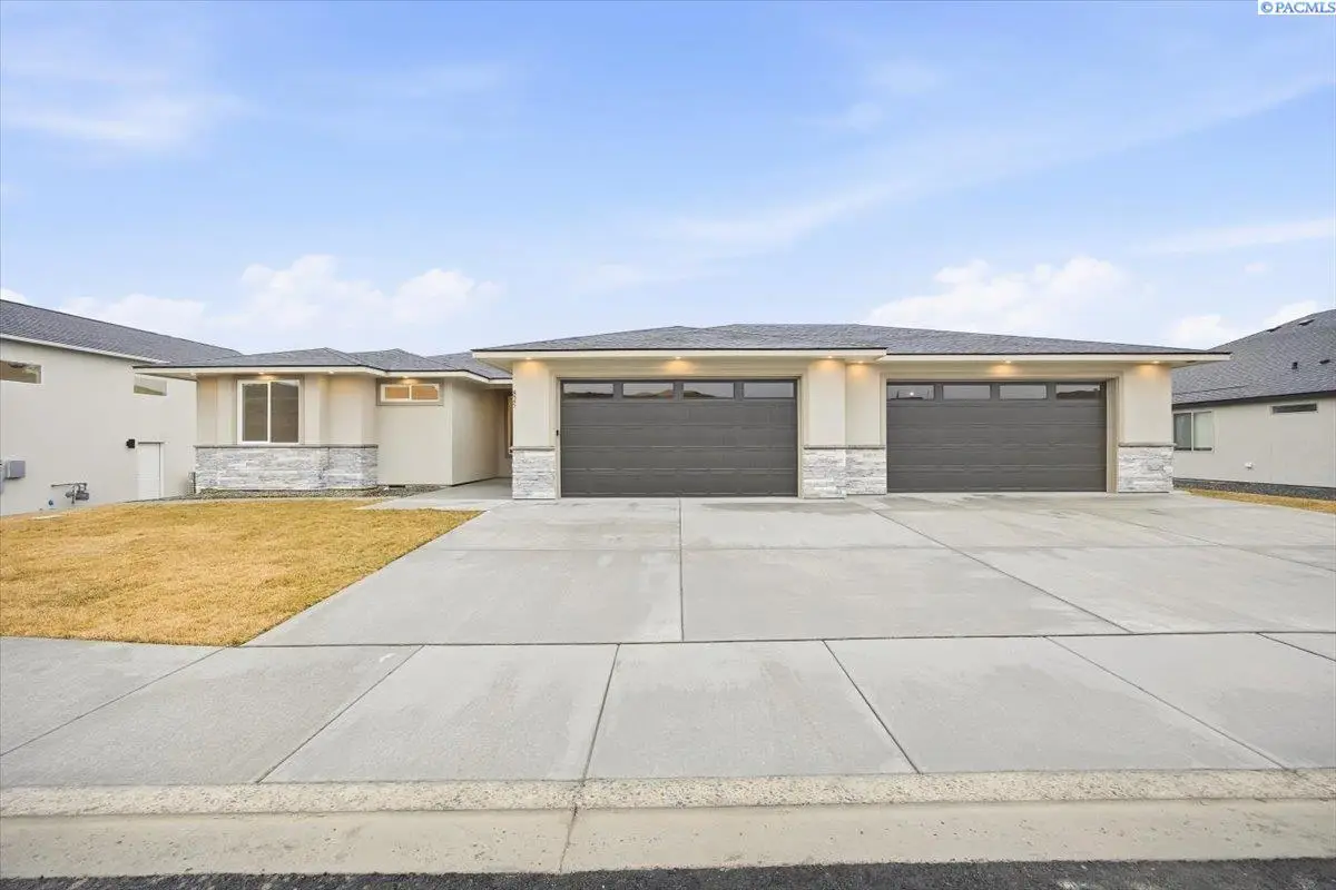 825 Thebes St, West Richland, WA 99353 - #1