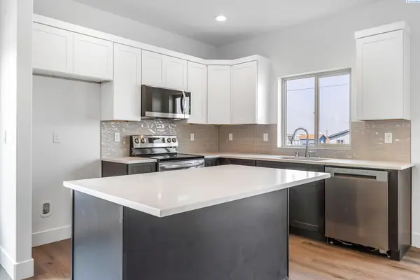 7672 Grapevine Ct, West Richland, WA 99353