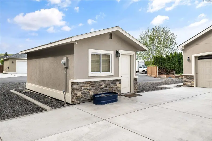 8221 W 10th Ave, Kennewick, WA 99336 - #3