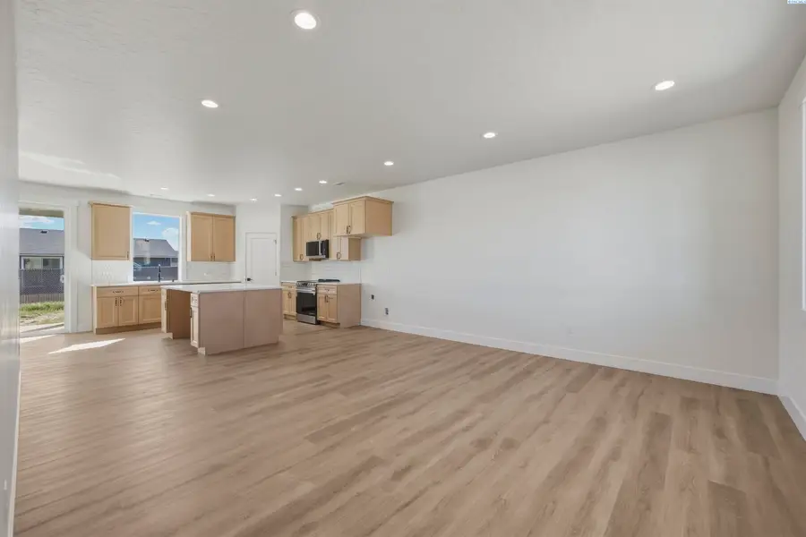 308 Victoria Street, Sunnyside, WA 98944 - #2