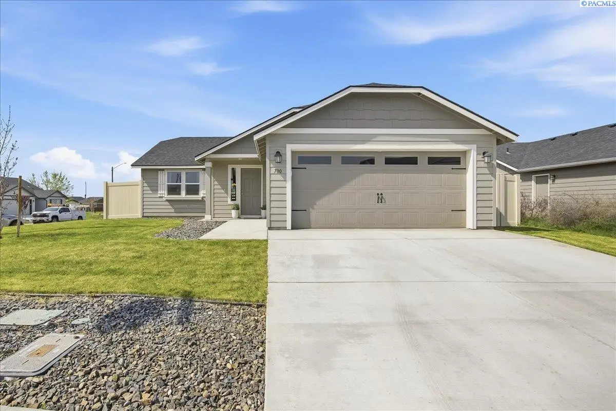 700 Regina Pl, Grandview, WA 98930 - #1