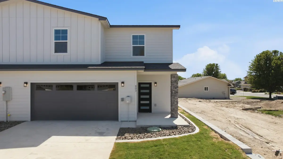 803 Fountain Blvd, Zillah, WA 98953 - #1
