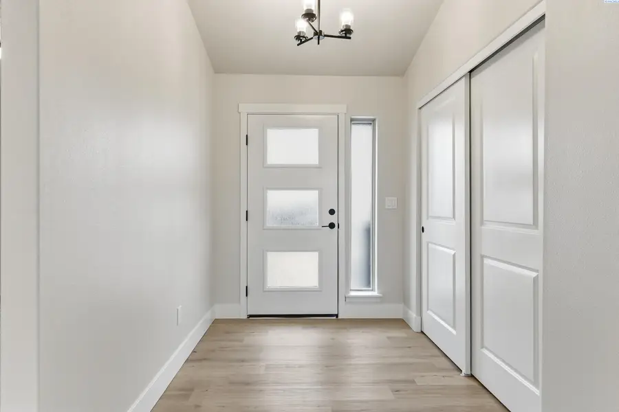1617 Parkwood Ct, Grandview, WA 98930 - #2