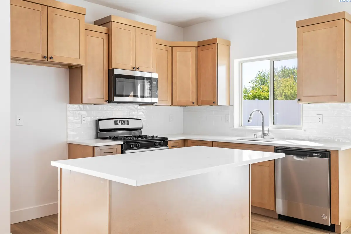 1096 S Underwood Pl, Kennewick, WA 99337 - #1