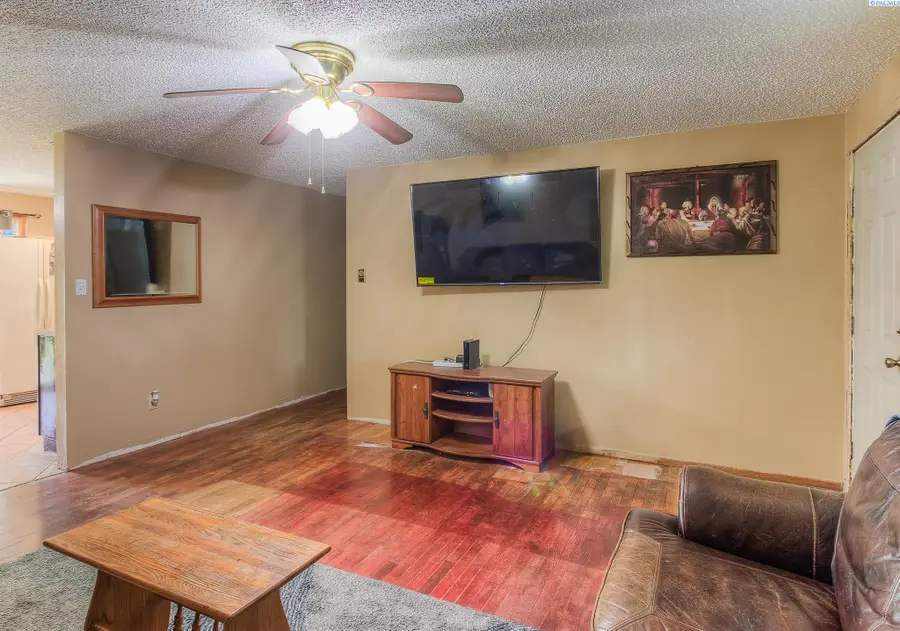3 W 4th Avenue, Toppenish, WA 98948 - #2