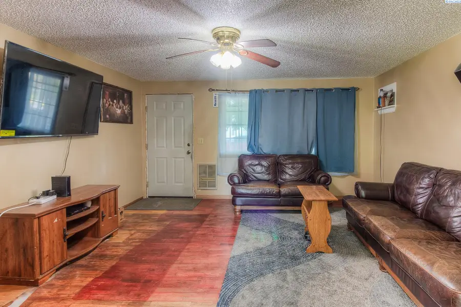 3 W 4th Avenue, Toppenish, WA 98948 - #3