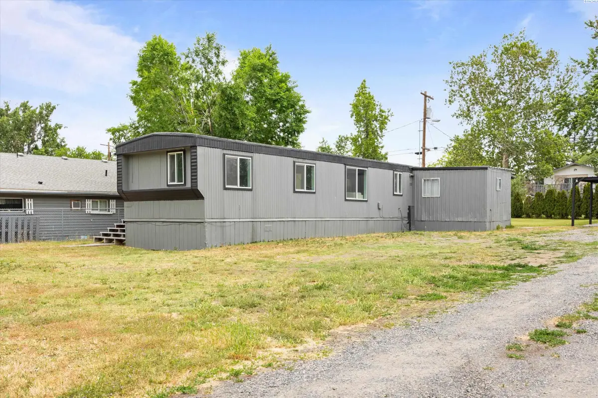 1070 N 61st Ave, West Richland, WA 99353 - #1