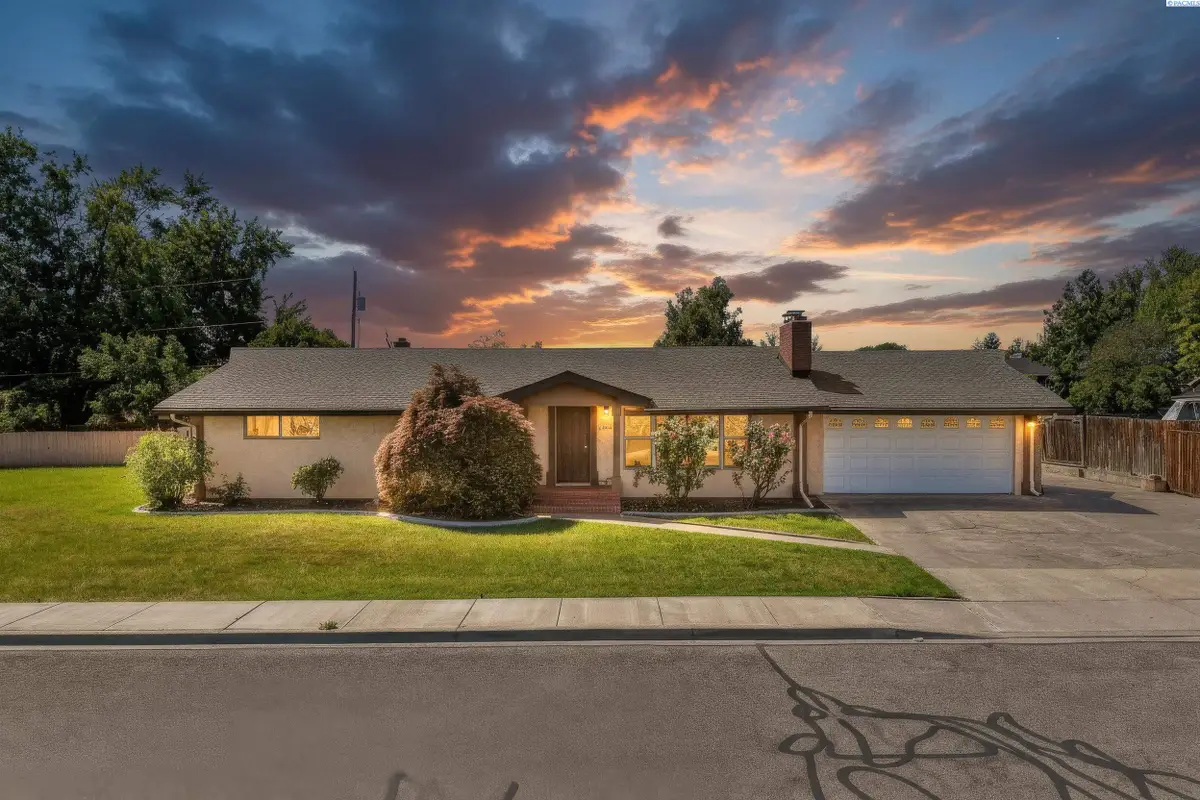 411 W 27th Ave, Kennewick, WA 99337 - #1