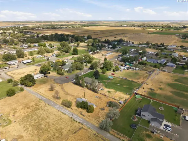 131 Off Place, Burbank, WA 99323