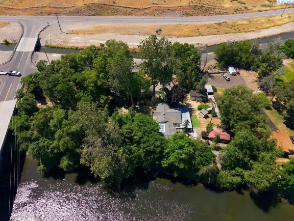 76704 N Yakima River Dr, West Richland, WA 99353-6196