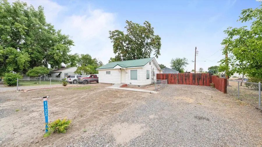 1122 W Maple St., Burbank, WA 99323 - #2