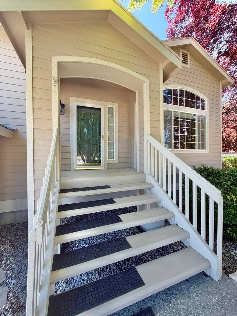 1208 N Pittsburgh St, Kennewick, WA 99336 - #3