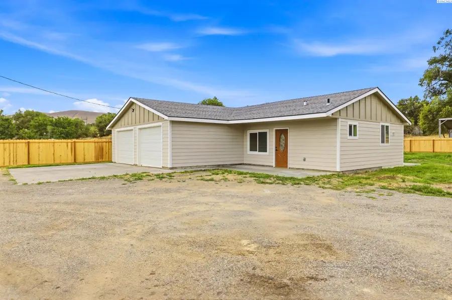 1001 E 7th Street, Benton City, WA 99320 - #2