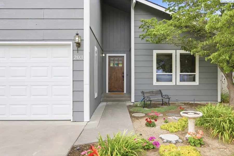 203 E 45th Pl, Kennewick, WA 99337 - #3