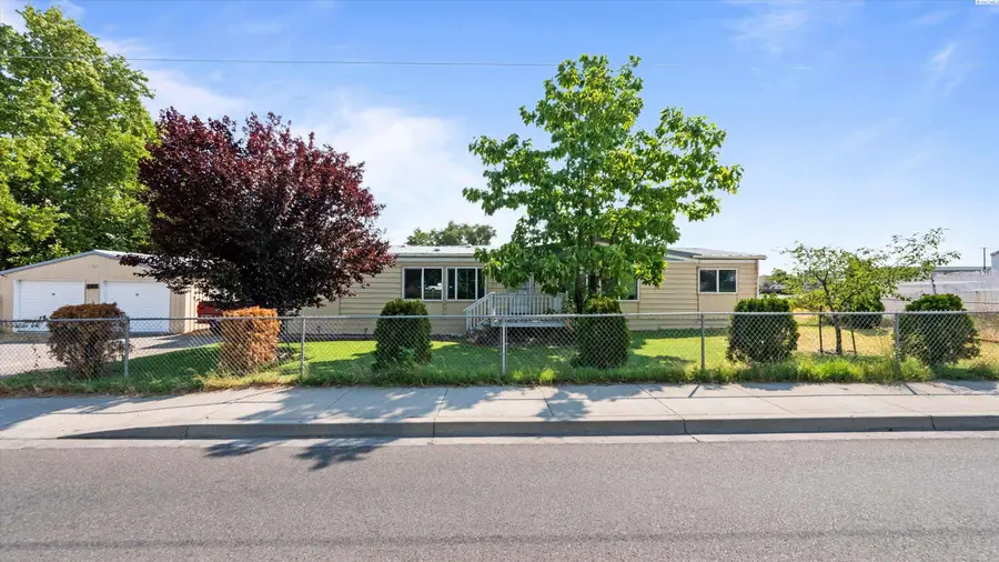 520 Grosscup Blvd, West Richland, WA 99353 - #2